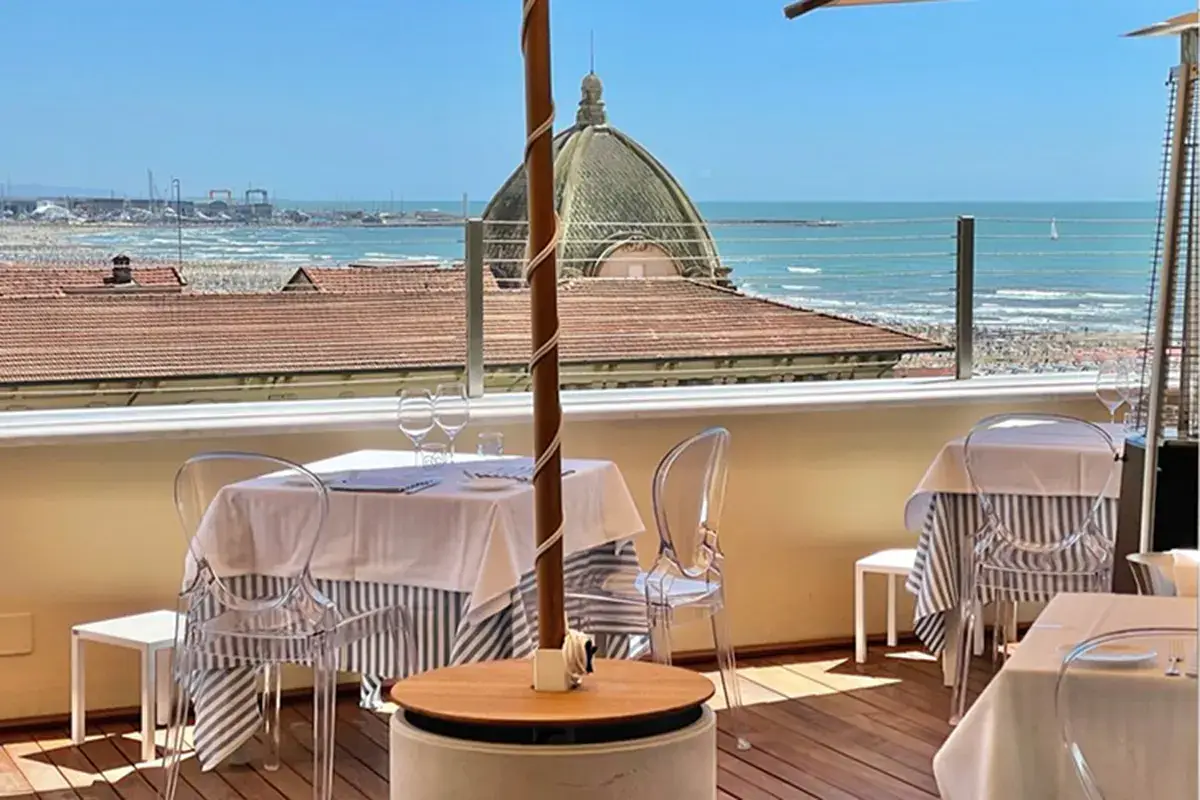 La terrazza col nuovo bistrot Principe di Piemonte, bistrot in terrazza, il 2 stelle al piano terra
